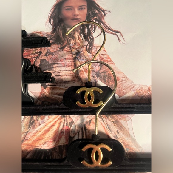 CHANEL black Velvet Hangers with Gold Chanel Logo Hangers set of 6 🎩🎩🎩🎩🎩🎩🎩🎩🎩🎩🎩 - Picture 6 of 7